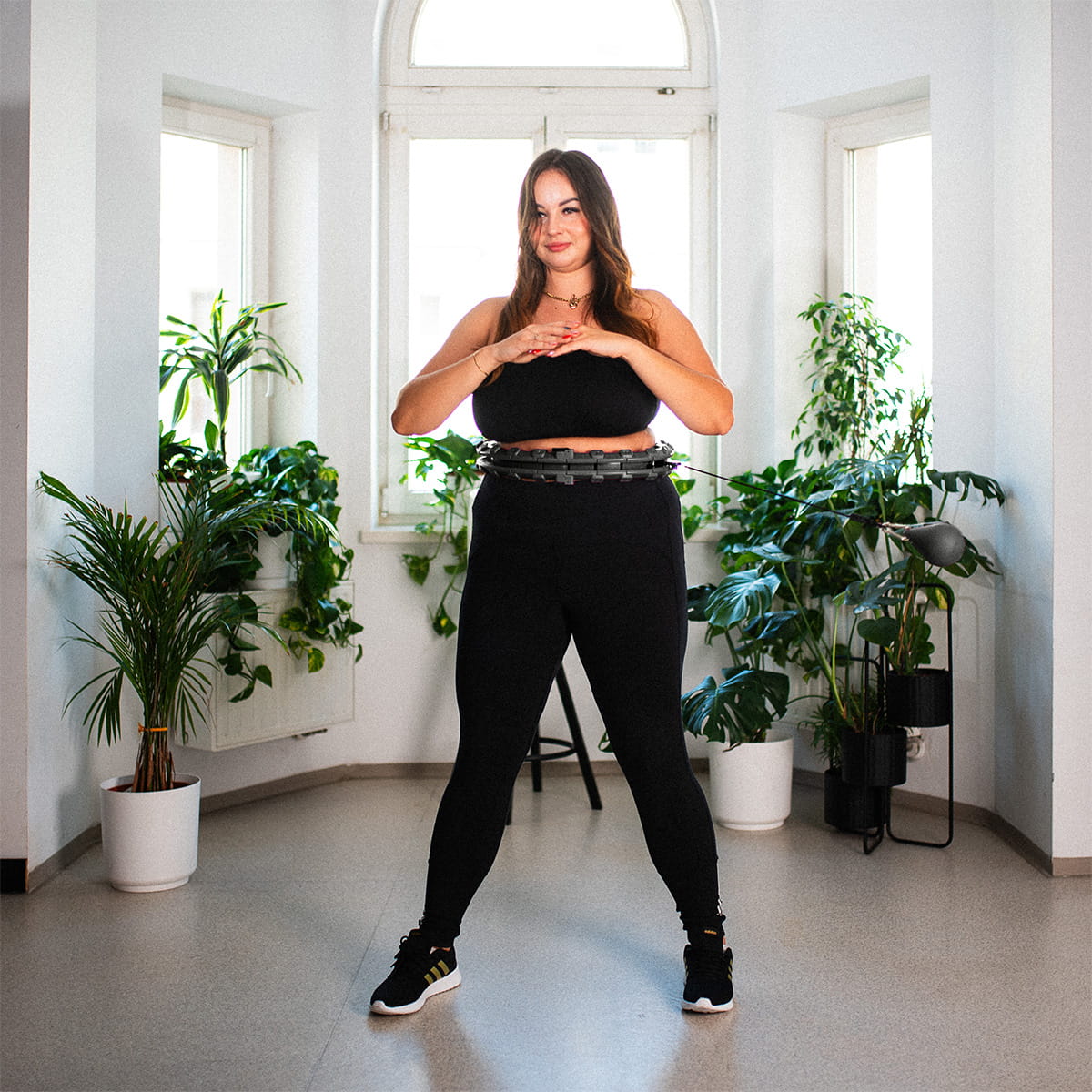 Hula hop HMS HHW12 Plus Size czarne z obciążeniem i regulacją obwodu