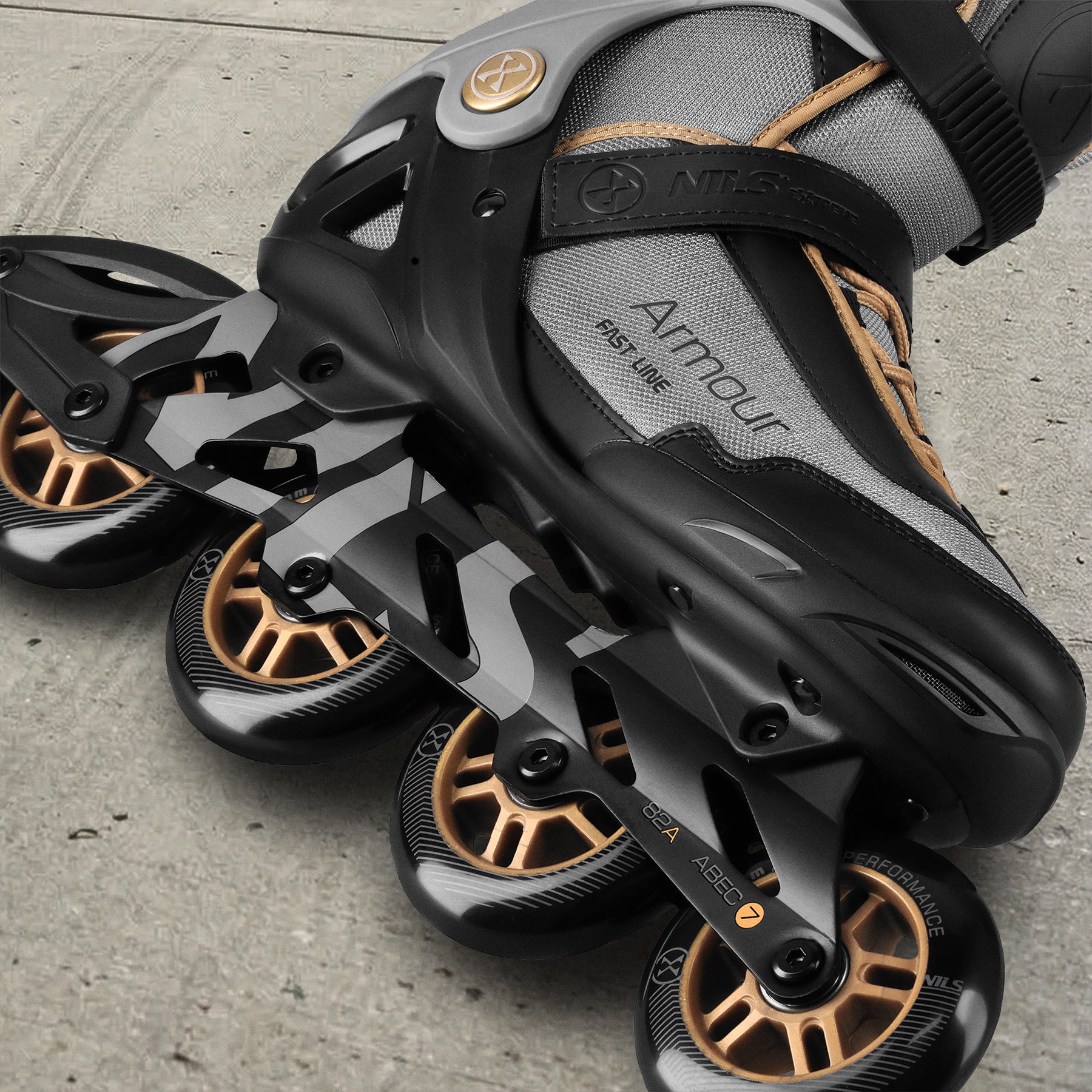 ŁYŻWOROLKI ARMOUR CZARNO ZŁOTE NA22151 NILS EXTREME